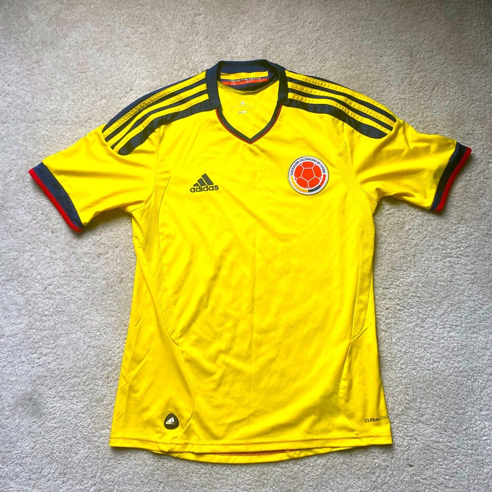 Colombia home soccer jersey / kit